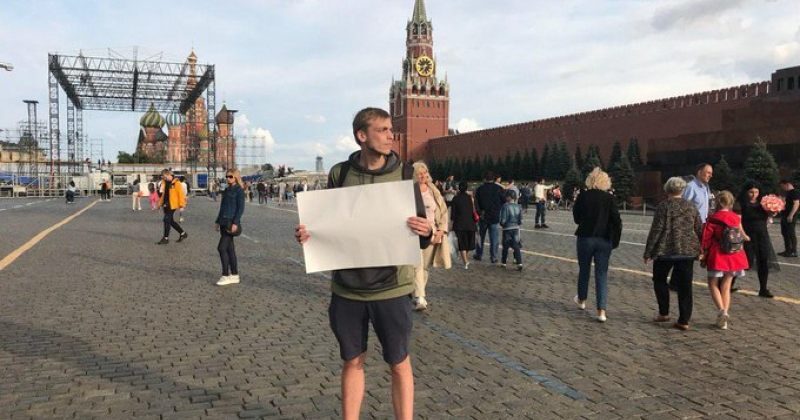 რუსეთში დააკავეს აქტივისტი, რომელიც წითელ მოედანზე ცარიელი ფურცლით ხელში იდგა