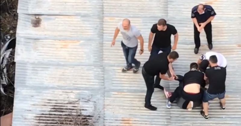 21 ივნისის დილას სამართალდამცველები მოქალაქეს ავტოფარეხის სახურავიდან აგდებენ - VIDEO