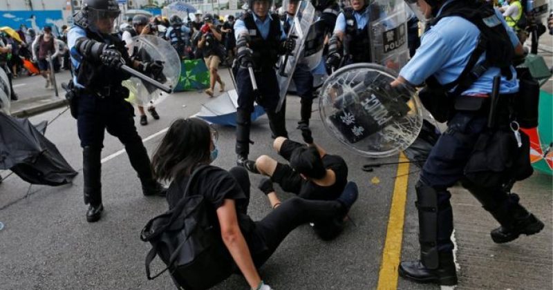 ჰონგ-კონგის პოლიციამ მომიტინგეები ხელკეტებით დაარბია