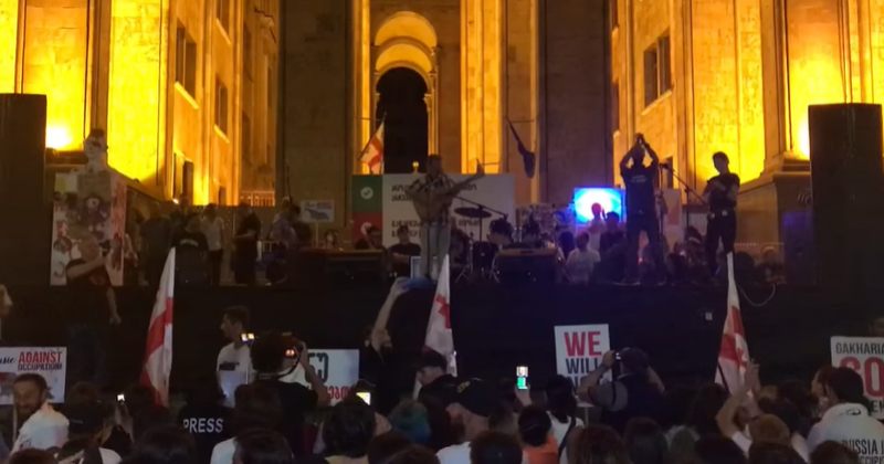ანტისაოკუპაციო აქციაზე დავით შუღლიაშვილმა დედის, ინოლა გურგულიას სიმღერები შეასრულა (VIDEO)