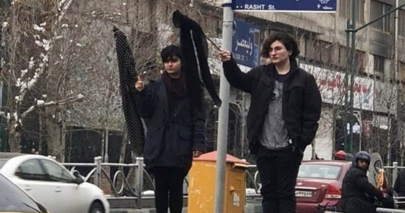 ირანელ ქალებს თავსაბურავის გარეშე გადაღებული ფოტოსთვის 10-წლიანი პატიმრობა ემუქრებათ