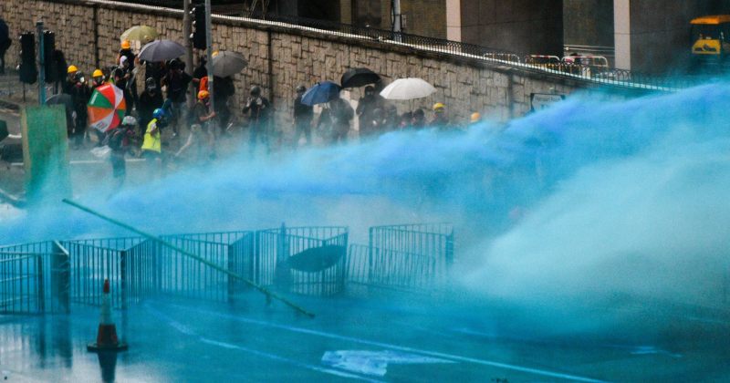 ჰონგ-კონგში პოლიციამ მომიტინგეების წინააღმდეგ ლურჯად შეღებილი წყლის ჭავლი გამოიყენა