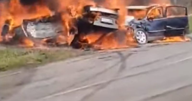 სენაკი-თბილისის მაგსიტრალზე ორ ავტომობილს შეჯახების შემდეგ ცეცხლი გაუჩნდა და დაიწვა