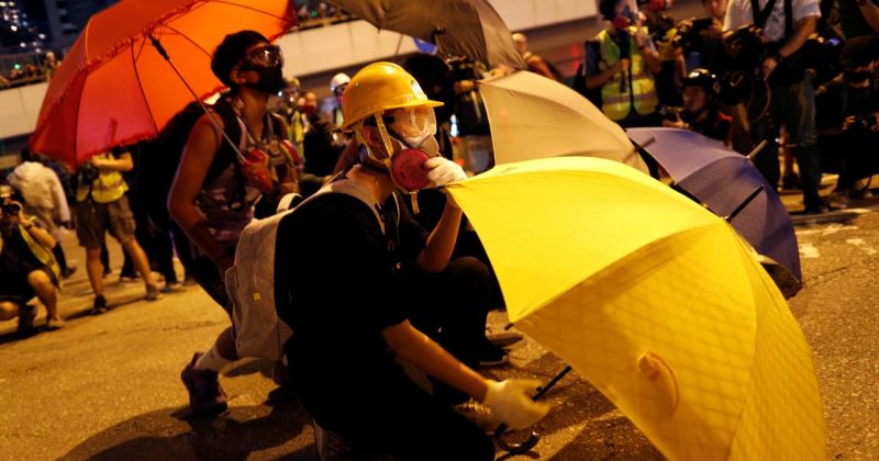 ჰონგ-კონგში პოლიციამ მომიტინგეები ცრემლსადენი გაზითა და წყლის ჭავლით დაშალა
