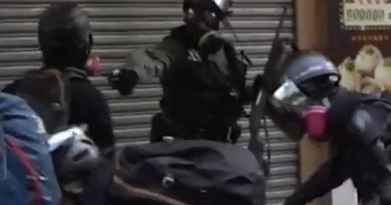 ჰონგ-კონგში პოლიციელმა დემონსტრანტი ცეცხლსასროლი იარაღით დაჭრა [Video]
