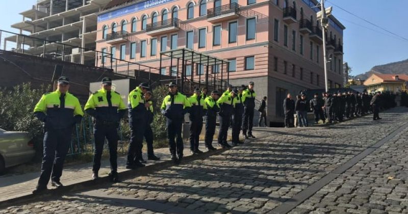 ქართული ოცნების ოფისში პარტიის ლიდერები იკრიბებიან, ტერიტორიაზე პოლიციაა მობილიზებული