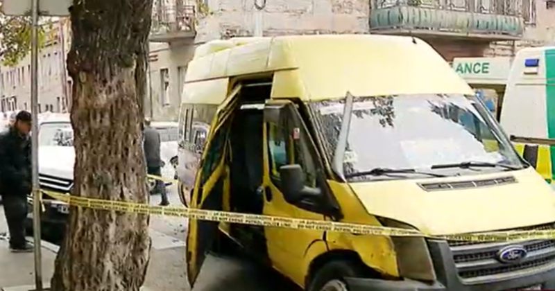 თბილისში მიკროავტობუსისა და მსუბუქი მანქანის შეჯახების შედეგად სამი ადამიანი დაშავდა