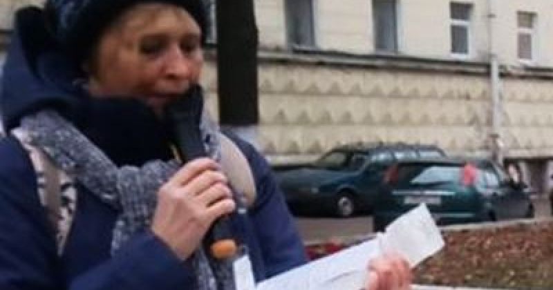 რუსეთში აქტივისტი რეპრესირებულთა სახელების ხმამაღლა კითხვის გამო 5000 რუბლით დააჯარიმეს