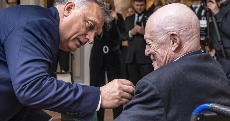ფილოსოფოს როჯერ სკრუტონს კომუნიზმის წინააღმდეგ ბრძოლისთვის ღირსების მედალი გადასცეს