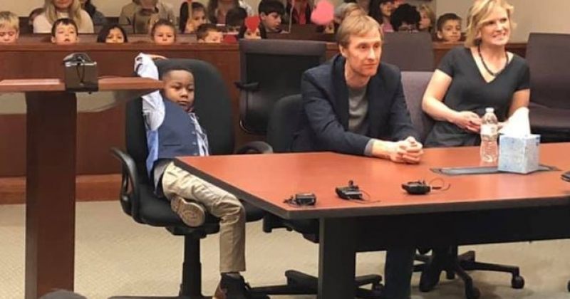 5 წლის ბიჭმა ბაღის ჯგუფელები სასამართლოში, მისი შვილად აყვანის სანახავად დაპატიჟა