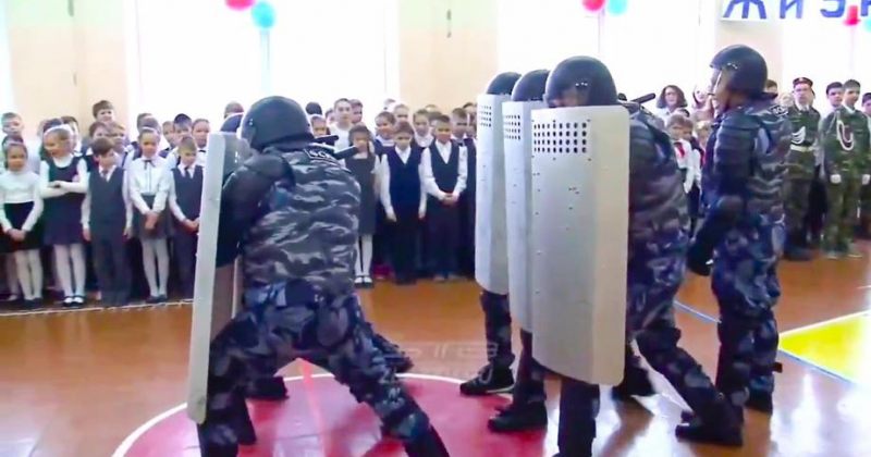 რუსეთში სპეცრაზმმა მოსწავლეებს აქციის დაშლა ასწავლა, რამდენიმე მოზარდი დაშავდა