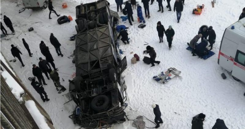 რუსეთში ავტობუსი ხიდიდან გადავარდა, დაიღუპა 19, დაშავდა 21 ადამიანი