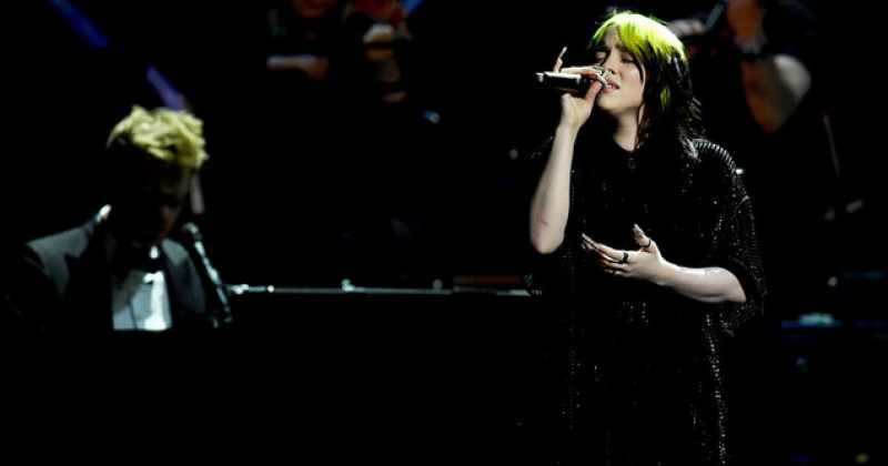 ბილი აილიშმა ჯეიმს ბონდისთვის დაწერილი სიმღერა Brit Awards-ზე პირველად შეასრულა [video]