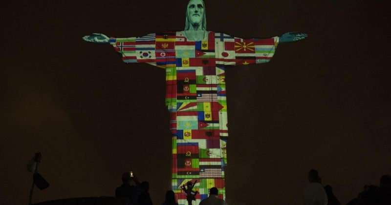 რიო-დე-ჟანეიროში ქრისტეს ქანდაკება COVID-19-ით დაზარალებული ქვეყნების დროშებით განათდა [video]