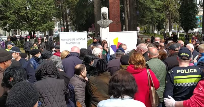სააკაშვილის ბიბლიოთეკის წარმომადგენლებმა პირბადეები რეკომენდაციების დარღვევით დაარიგეს