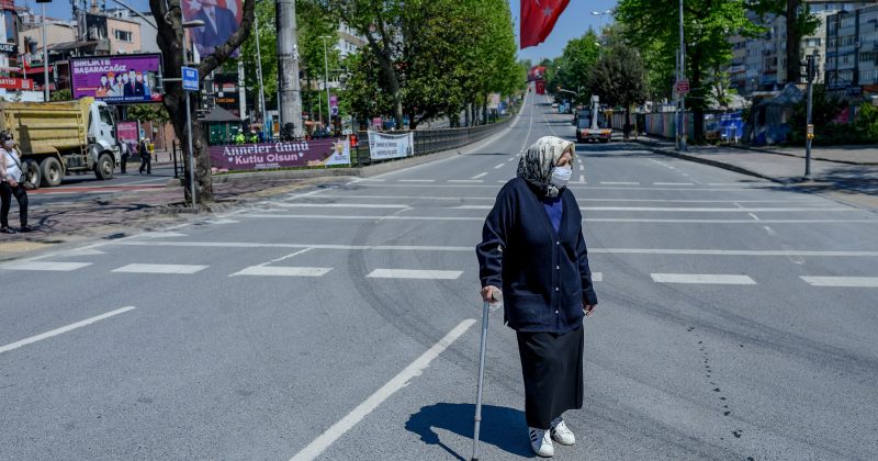თურქეთში 49 დღის შემდეგ მოხუცებს პირველად მისცეს სახლიდან გასვლის უფლება