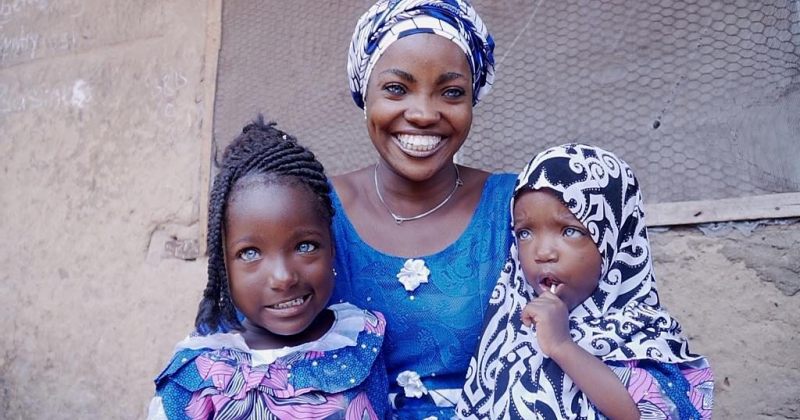 ნიგერიელი ქალი: ქმარმა მე და შვილები ცისფერი თვალების გამო მიგვატოვა