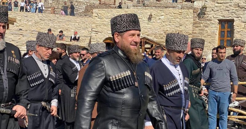 კადიროვი ღონისძიებაზე ტყავის ჩოხაში გამოწყობილი გამოჩნდა [გალერეა]