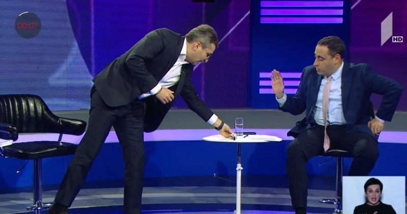 გიორგი ვაშაძეს მდინარაძემ საჩუქრად კობახიძისგან გამოგზავნილი საათი გადასცა [video]