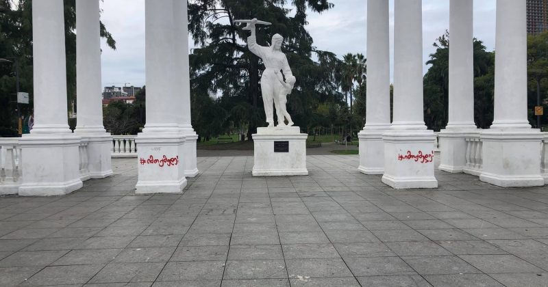 "#იმოქმედე", "ბიძო, კმარა" – ბათუმის ქუჩებში საპროტესტო წარწერები გამოჩნდა [PHOTO]