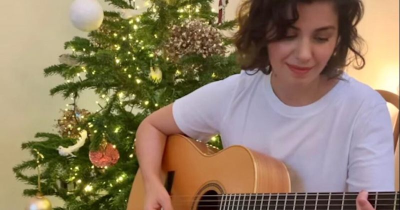 ქეთი მელუა აზიარებს ვიდეოს, სადაც სიმღერას "White Christmas" ასრულებს [VIDEO]
