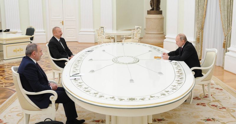 მოსკოვში რუსეთის, აზერბაიჯანისა და სომხეთის ლიდერებს შორის სამმხრივი შეხვედრა დაიწყო
