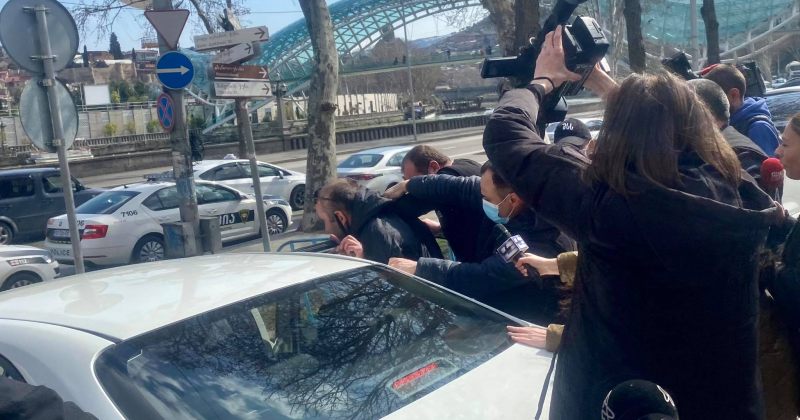 ქართული ოცნების ოფისთან 5 აქტივისტი დააკავეს 
