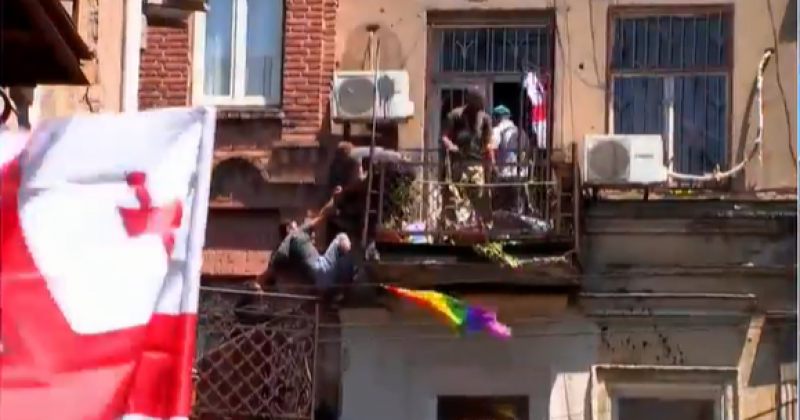 Tbilisi Pride-ს ოფისში შეჭრისთვის ბრალდებულ 3 პირს პატიმრობა შეეფარდა