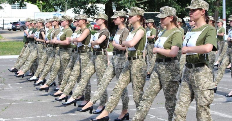 უკრაინაში ქალი სამხედროების ქუსლიანი ფეხსაცმლით აღლუმში მონაწილეობის გეგმას აკრიტიკებენ