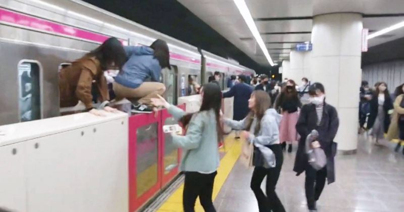 ტოკიოს მეტროში ჯოკერის ფორმაში ჩაცმული კაცი მგზავრებს დაესხა თავს [VIDEO]