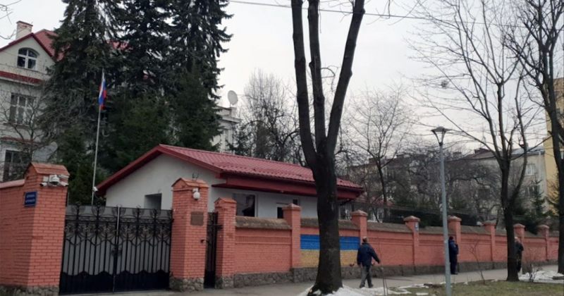 უკრაინაში, ლვოვში რუსეთის საკონსულოს შენობის ღობეს მოლოტოვის კოქტეილი ესროლეს
