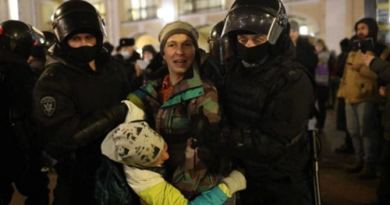 უკრაინაში შეჭრის გაპროტესტების გამო რუსეთში 160-ზე მეტი ადამიანი დააკავეს
