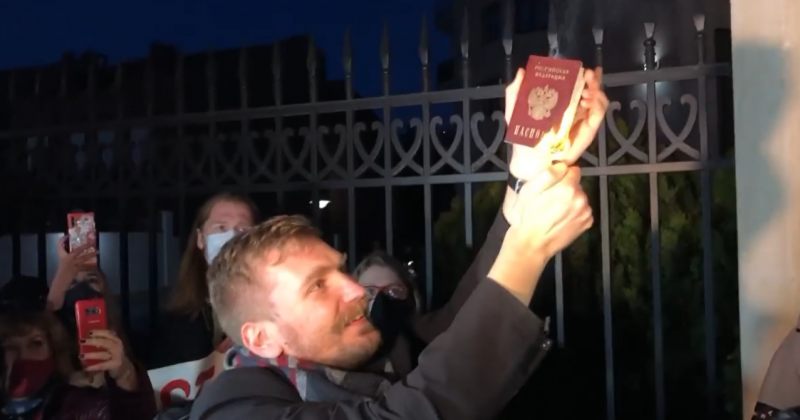 "არ მსურს, მქონდეს რუსული პასპორტი" – უკრაინის საელჩოსთან აქციის მონაწილემ პასპორტი დაწვა