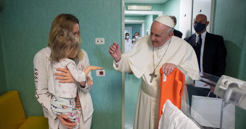 რომის პედიატრიულ კლინიკაში 19 უკრაინელი ბავშვი მკურნალობს, ისინი პაპმა ფრანცისკემ მოინახულა