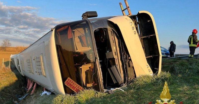 იტალიაში 50-მდე უკრაინელი ლტოლვილის ავტობუსი გადაბრუნდა – დაღუპულია ერთი ქალი