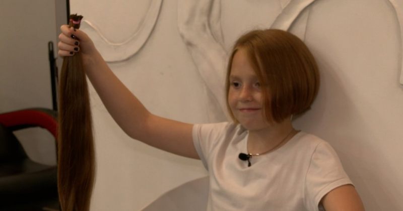 9 წლის გოგონამ უკრაინელი ჯარისკაცების დასახმარებლად თმა პირველად შეიჭრა