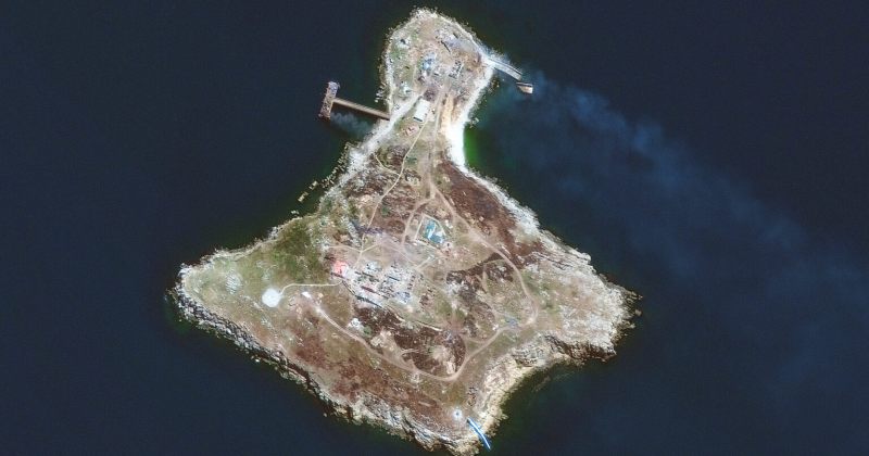 ზალუჟნი: რუსებმა "კეთილი ნების" შემდეგ, ზმეინის კუნძული ფოსფორის ბომბებით დაბომბეს