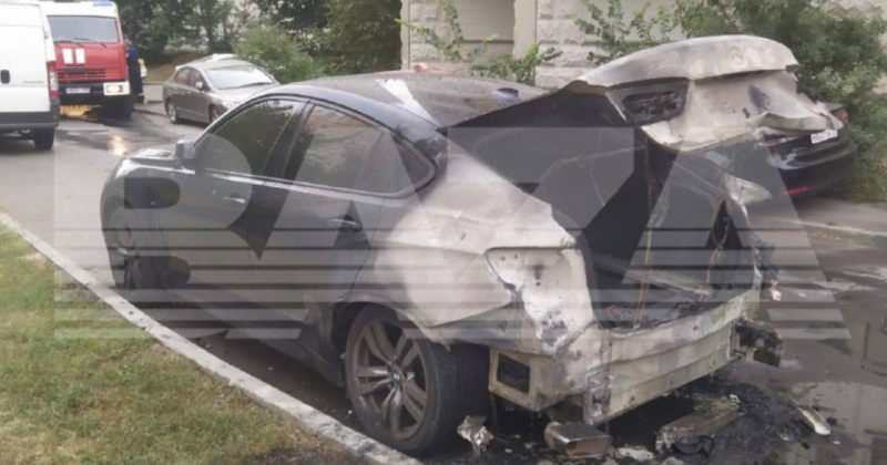 მოსკოვში რუსეთის გენშტაბის უფროსის მოადგილის მანქანა ომის მოწინააღმდეგე ქალმა დაწვა – BAZA