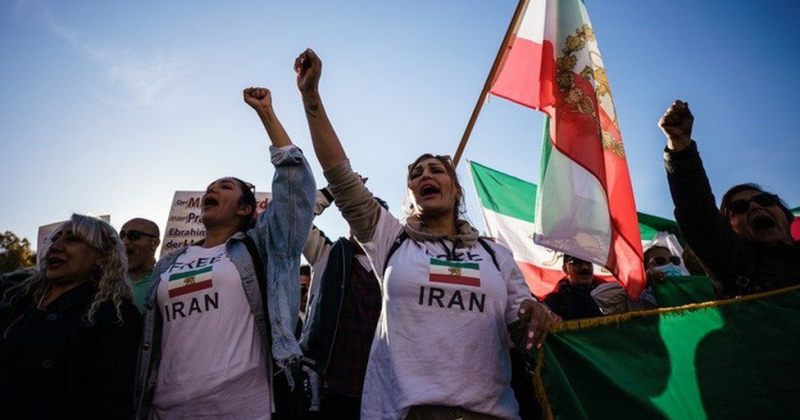ირანელმა მომიტინგეებმა თავიანთი საფეხბურთო ნაკრების ჩემპიონატიდან გამოგდება აღნიშნეს