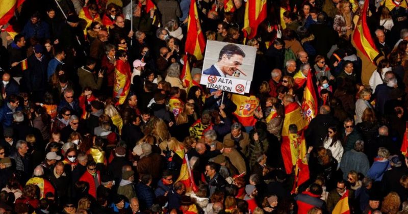 ათასობით ადამიანი ესპანეთის მთავრობის წინააღმდეგ აქციას მართავს