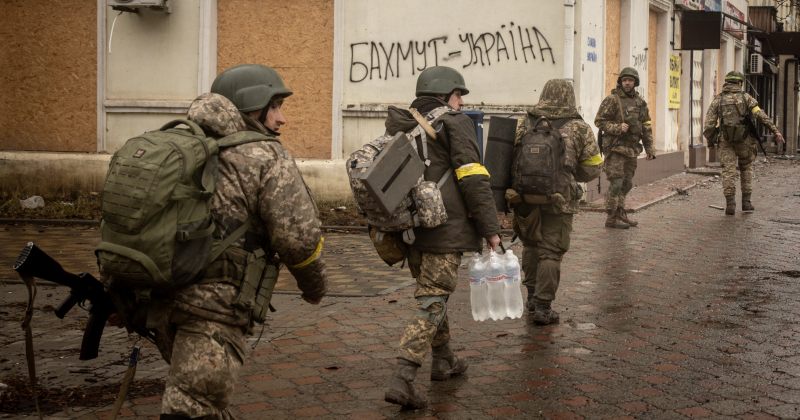CNN: ბახმუტში უკრაინელი სამხედროები ამბობენ, რომ რუსები ქალაქის ალყაში მოქცევას ცდილობენ