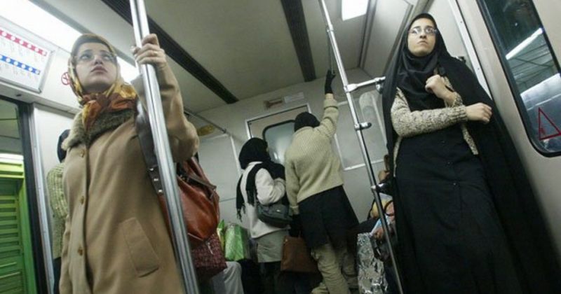 ჰიჯაბის გარეშე ქალი მგზავრები თეირანის მეტროში არ დაიშვებიან