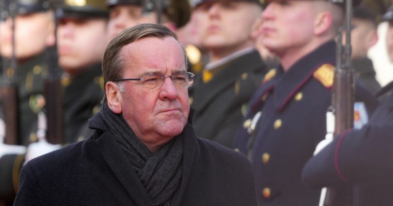 გერმანიის თავდაცვის მინისტრი: NATO-ს კარი ღიაა, მაგრამ უკრაინის წევრობის განხილვის დრო არაა