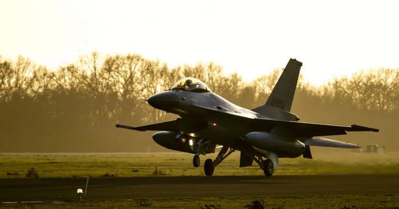 აშშ უკრაინელ მფრინავებს ევროპაში F-16-ზე მომზადების უფლებას არ აძლევს – NYT