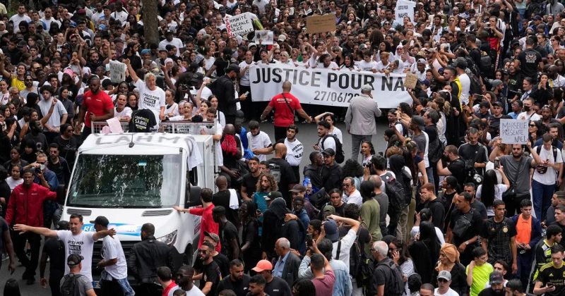 საფრანგეთში მოზარდის მკვლელობის გამო გამართულ აქციებზე, სულ მცირე, 875 ადამიანი დააკავეს