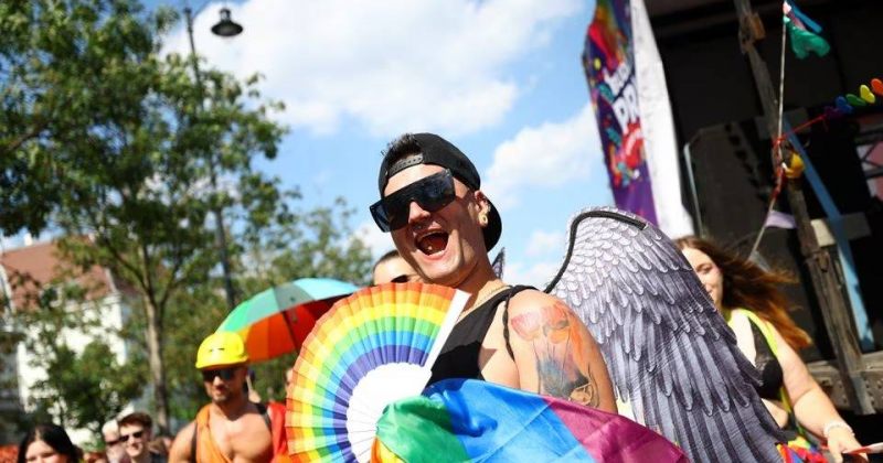 უნგრეთში სახელმწიფოს ანტი-LGBT ქმედებების წინააღმდეგ Pride-ზე ათასობით ადამიანი გამოვიდა
