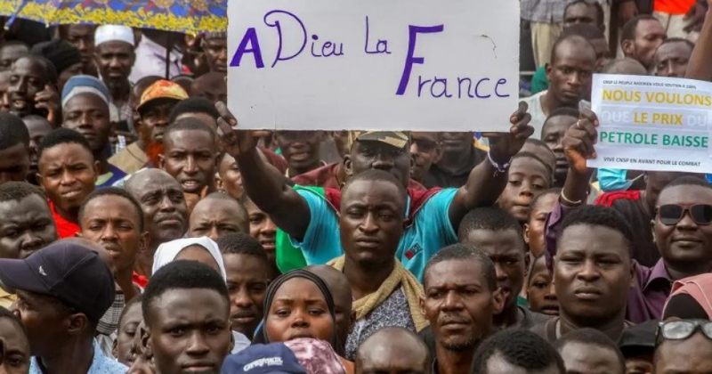 მაკრონი: საფრანგეთი ნიგერიდან ელჩს გაიწვევს და ქვეყანასთან სამხედრო თანამშრომლობას შეწყვეტს