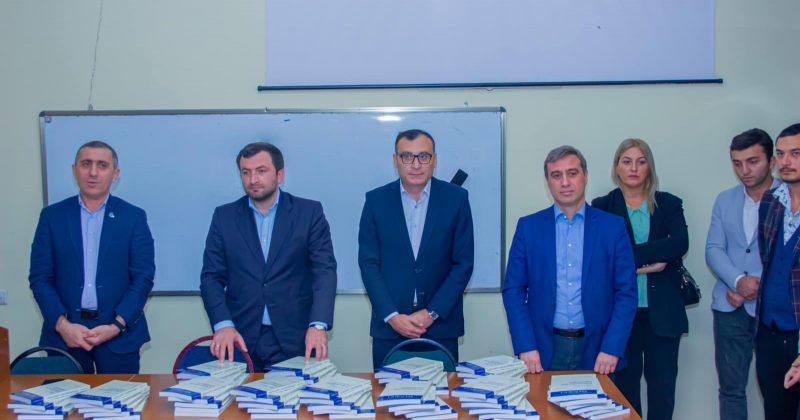 ბათუმში, პირველკურსელებს კონსტიტუციაზე ირაკლი კობახიძის წიგნი აჩუქეს