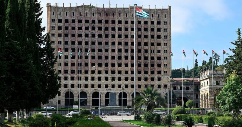  ბჟანია: მინისტრთა საბჭოს ყოფილ შენობაში, სავრაუდოდ, სასტუმრო პრეზიდენტ-ოტელი გაიხსნება