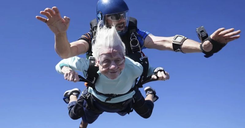 გარდაიცვალა 104 წლის ქალი, რომელიც 5 ოქტომბერს პარაშუტით გადახტა